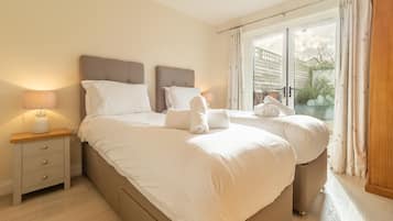 4 bedrooms, iron/ironing board, WiFi, bed sheets