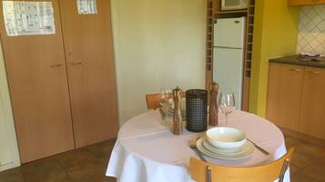 Cottage | In-room dining