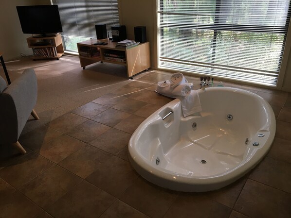 Romantic House | Private spa tub - Indulge at the Beautiful Otway Winery (Barongarook West)