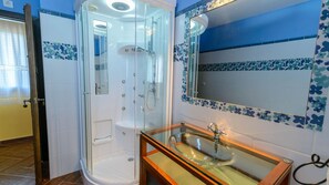 Combined shower/bathtub - Las Lomas de San Rafael Periana by Ruralidays (Málaga)