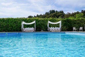 Outdoor pool, sun loungers - Trulli of Villa Pesce (Selva di Fasano)
