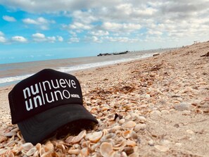 Pantai berhampiran, pasir putih