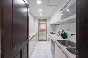 Frigorífic, microones, forn i placa de cuina 