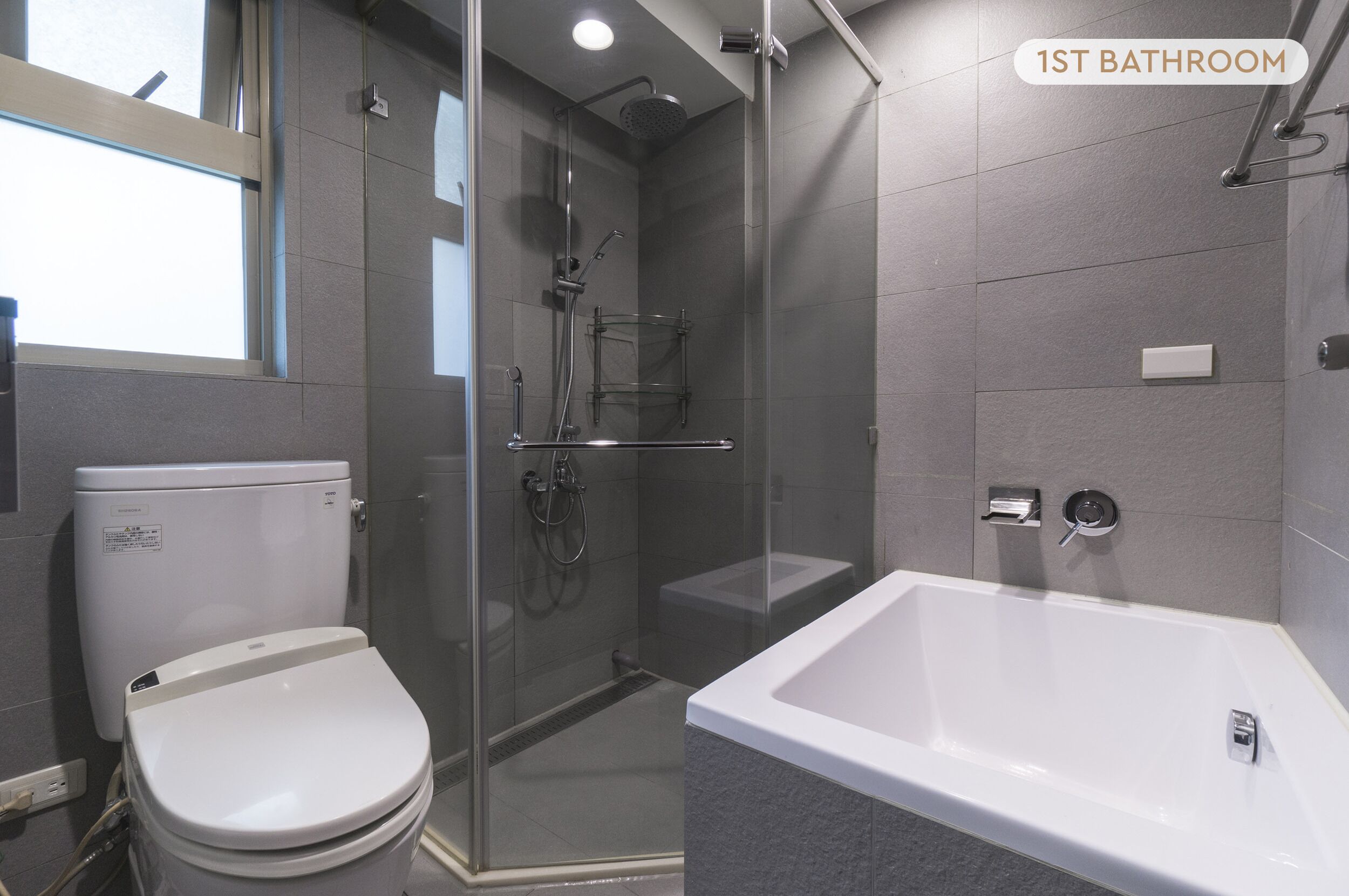 Badewanne, Haartrockner, Hausschuhe, Bidet