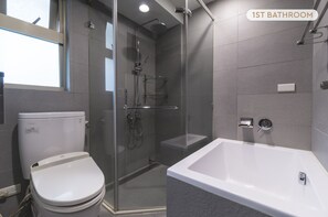 Badewanne, Haartrockner, Hausschuhe, Bidet