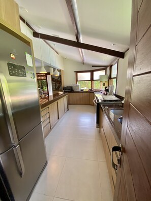 Fridge, microwave, stovetop, coffee/tea maker - House in Praia do Forte (Mata do São João)