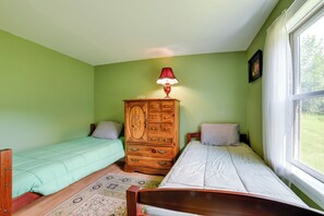 3 bedrooms, desk, iron/ironing board, travel crib