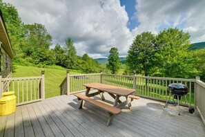Outdoor dining - Quiet Catskills Getaway w/ Deck & Mtn Views (New Kingston)