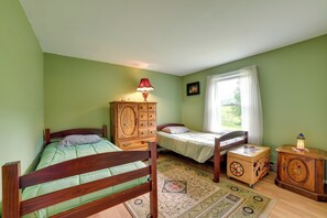 3 bedrooms, desk, iron/ironing board, travel cot - Quiet Catskills Getaway w/ Deck & Mtn Views (New Kingston)