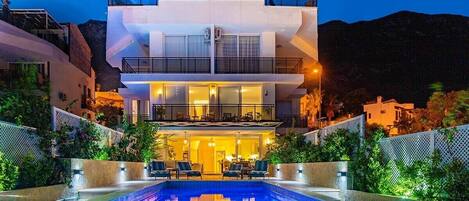 Outdoor pool, an infinity pool