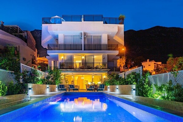 Outdoor pool, an infinity pool