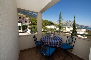 Outdoor dining - Apartment in Duće with Seaview, Balcony, Air condition, WIFI (132-3) (Duce)