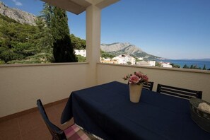 Outdoor dining - Apartment in Duće with Seaview, Balcony, Air condition, WIFI (132-6) (Duce)