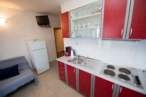 Fridge, coffee/tea maker, electric kettle, cookware/dishes/utensils