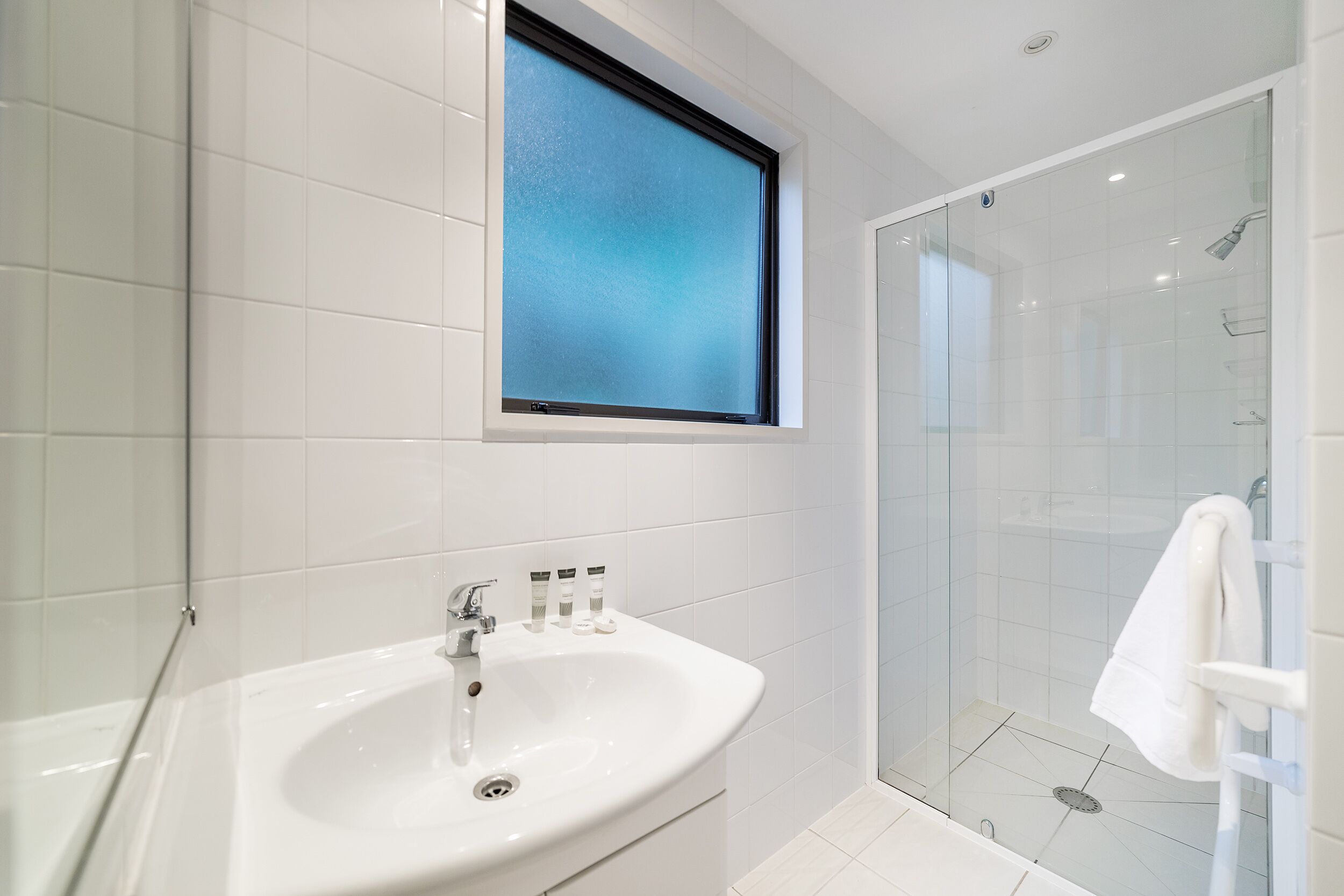3 Bedrooms Duplex | Bathroom | Combined shower/bathtub, hair dryer, towels, soap