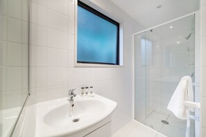 Maisonette | Badezimmer | Duschwanne, Haartrockner, Handtücher, Seife