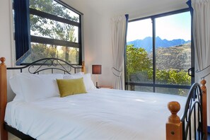 3 Bedrooms Duplex | 3 bedrooms, iron/ironing board, travel crib, free WiFi - Goldfield Holiday Home (Queenstown)
