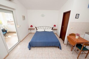 Free WiFi, bed sheets