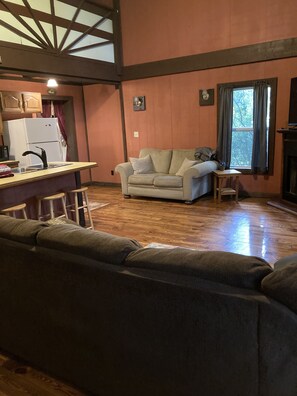 Smart TV, fireplace, books - Hocking Hills Serenity Chalet with Hot tub! (New Plymouth)