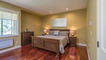 3 bedrooms, desk, soundproofing, iron/ironing board