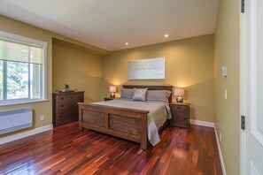 3 bedrooms, desk, soundproofing, iron/ironing board