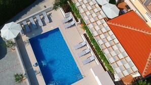 An aerial view of a swimming pool area with lounge chairs and umbrellas. - Room in Novalja with Balcony, Air condition, WIFI (3764-8) (Novalja)
