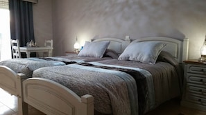 Zweibettzimmer | Verdunkelungsvorhänge, Zustellbetten, kostenloses WLAN, Bettwäsche