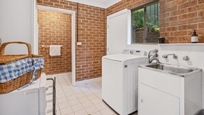 Shower, jetted bath - Ocean Beach Road, 22 (Shoal Bay)