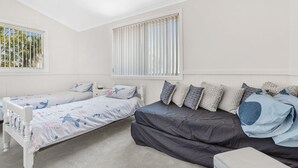 3 bedrooms, iron/ironing board, free WiFi, bed sheets - Ocean Beach Road, 22 (Shoal Bay)