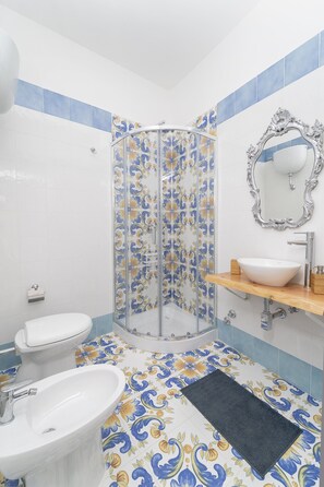 Doppelzimmer | Badezimmer | Dusche, Haartrockner, Bidet, Handtücher