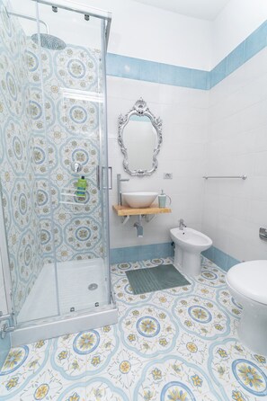 Double Room | Bilik Mandi | Pancuran mandi, pengering rambut, bidet, tuala disediakan 