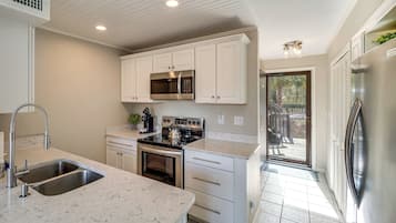 Réfrigérateur, micro-ondes, plaque de cuisson, lave-vaisselle