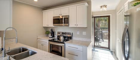 Fridge, microwave, stovetop, dishwasher