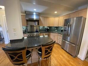 Réfrigérateur, four à micro-ondes, un four, surface de cuisson