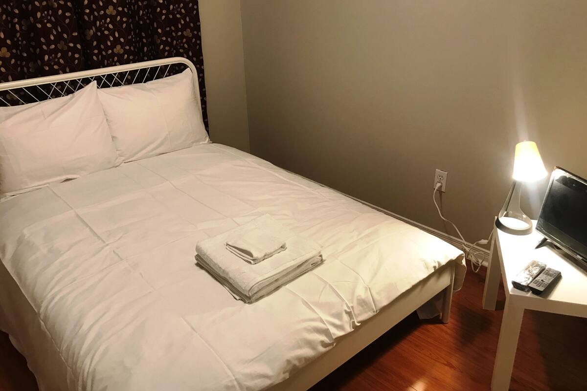 Basic Double Room, Shared Bathroom | Soundproofing, WiFi (free)