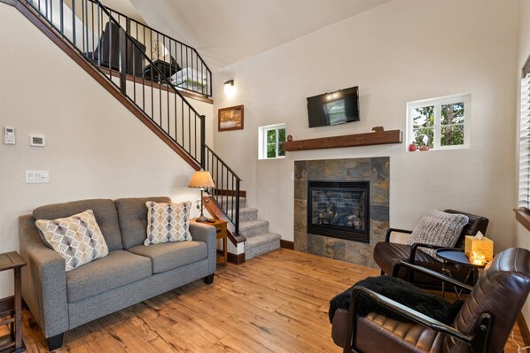 House | Living room | TV, fireplace - Ps1-672 Lakeshore Retreat (Sandpoint)