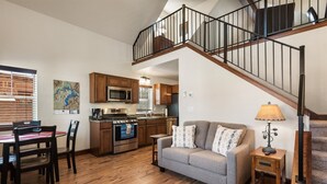 House | Living room | TV, fireplace - Ps1-672 Lakeshore Retreat (Sandpoint)