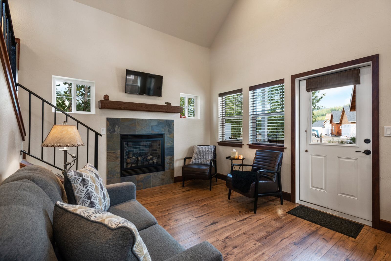 House | Living room | TV, fireplace