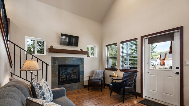 House | Living room | TV, fireplace - Ps1-672 Lakeshore Retreat (Sandpoint)