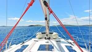 A sailboat with a clear view of the sea and distant land. - Apartment in Ždrelac with Seaview, Balcony, Air condition, WIFI (4561-1) (Ždrelac)