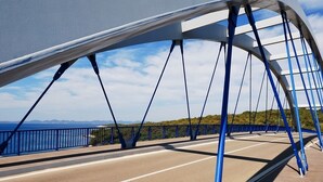 A bridge with a clear view of the road and a blue railing. - Apartment in Ždrelac with Seaview, Balcony, Air condition, WIFI (4561-1) (Ždrelac)