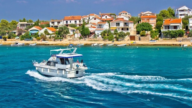 A coastal town with houses and boats on the water. - Apartment in Ždrelac with Seaview, Balcony, Air condition, WIFI (4561-1) (Ždrelac)