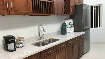 Fridge, oven, stovetop, coffee/tea maker