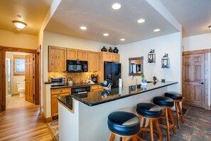 Kjøleskap, ovn, kokeplater og oppvaskmaskin