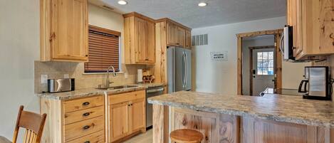 ثلاجة، ميكروويف، موقد طهي مسطح، غسالة أطباق