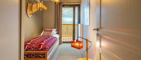 Iron/ironing board, WiFi, bed sheets, wheelchair access