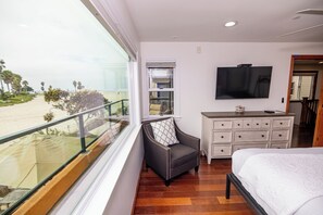 4 bedrooms, iron/ironing board, internet, bed sheets