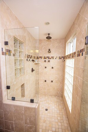 Shower, jetted tub, towels