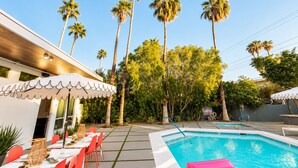 Outdoor pool, sun loungers - The Rosalie by AvantStay (Palm Springs)