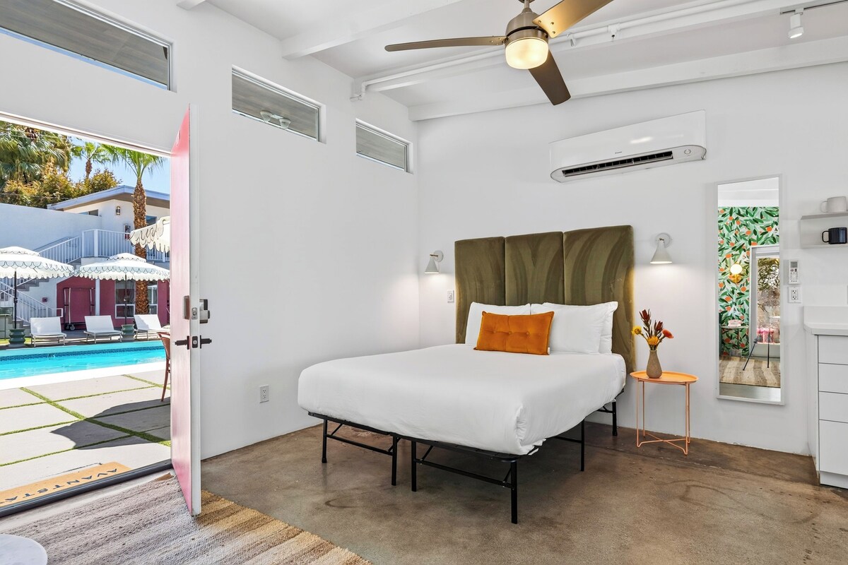Deluxe King Studio | Premium bedding, WiFi (free), individually decorated